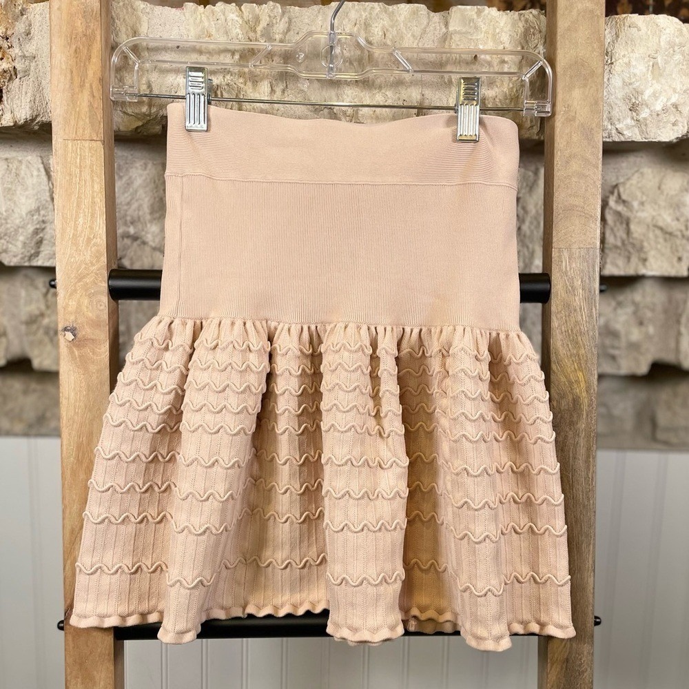 BCBG MAXAZRIA Light Peach Ribbed Knit Ruffle Mini Skirt Womens Small - Picture 2 of 7